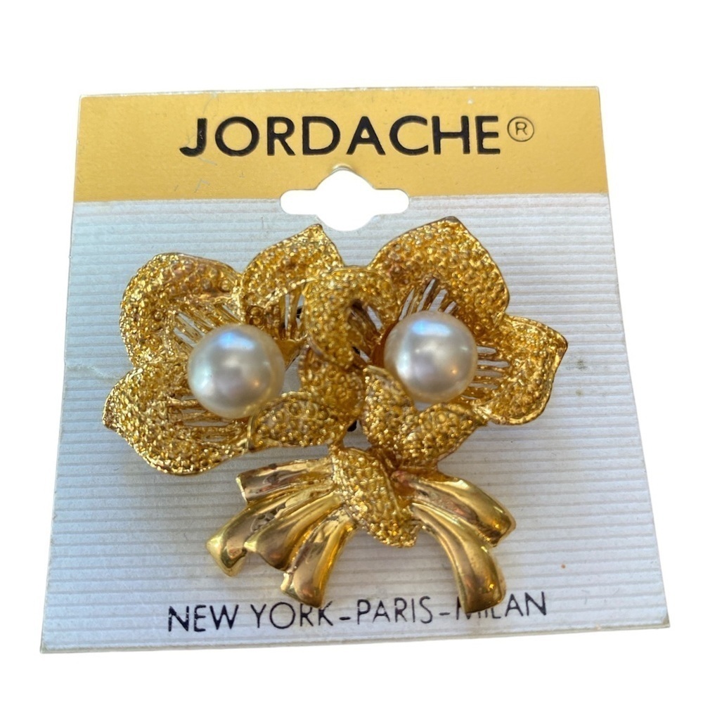 Vintage Jordache gold tone with pearl center brooch. #12